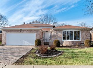 700 Longtree Dr, Wheeling, IL 60090