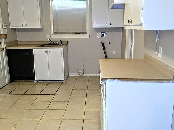 5th image of 3033 Cromwell Ave