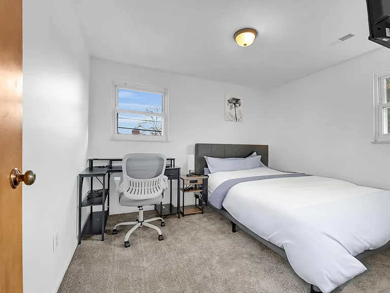 1708 Brockton Ave — Photo 10