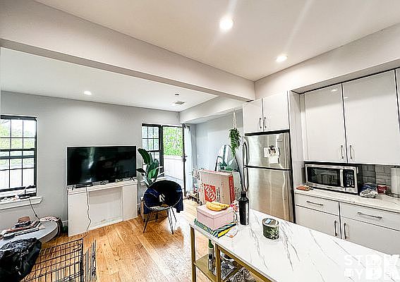5th image of 584 Bainbridge St #4T