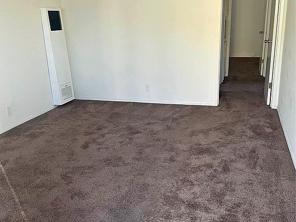 Entryroom/Livingroom -from front door looking into hallway