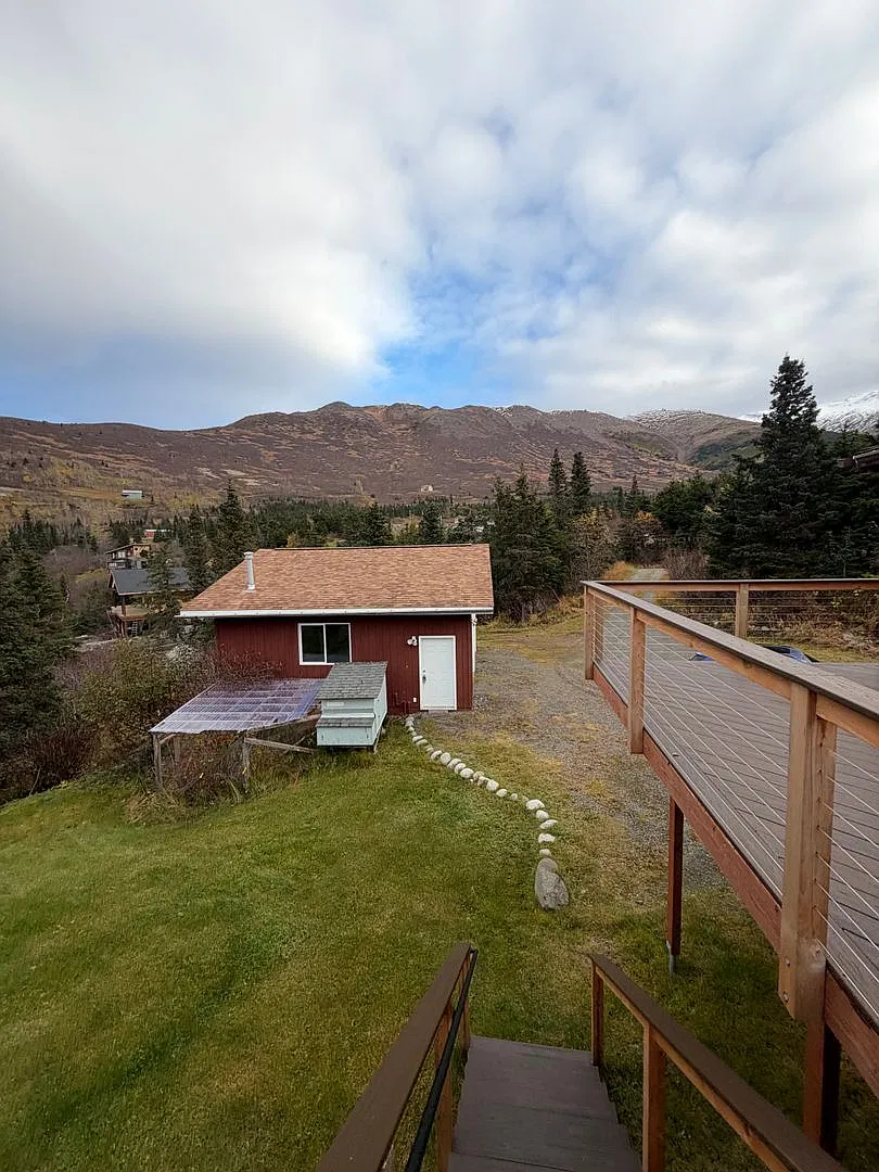 Peaceful hillside log home — Photo 2