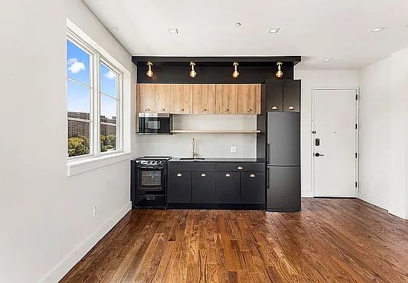 4th image of 133 Brown Pl #602