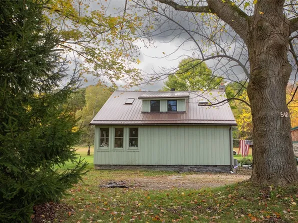 548 Muddy Creek Dr, Slippery Rock, PA 16057