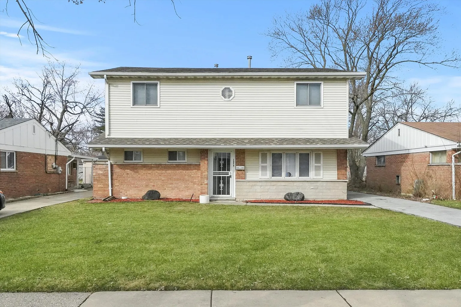1374 Price Ave photo 1