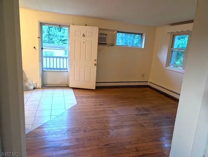 2 bed, 1.0 bath, 600 sqft, $1,950 — Photo 2