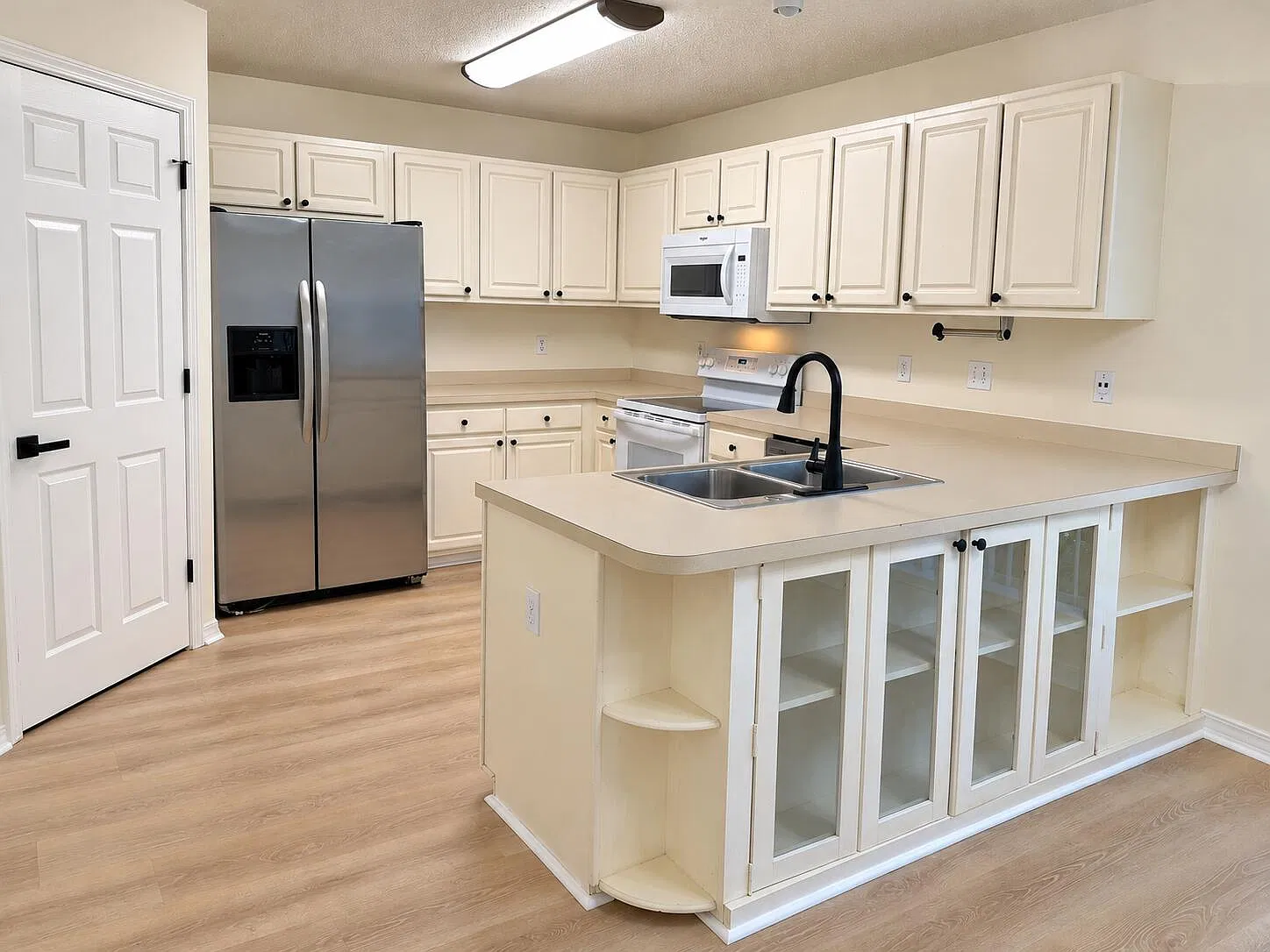 3 bed, 2.0 bath, 1392 sqft, $2,000 — Photo 3
