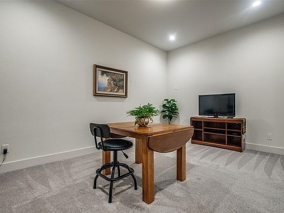 4th image of 15632 Lucy Ln