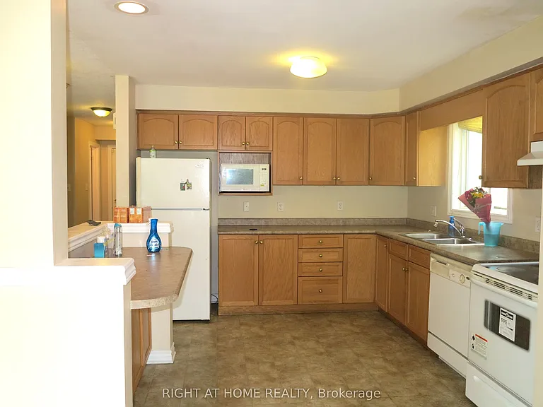 692 Oakcrossing Rd — Photo 7