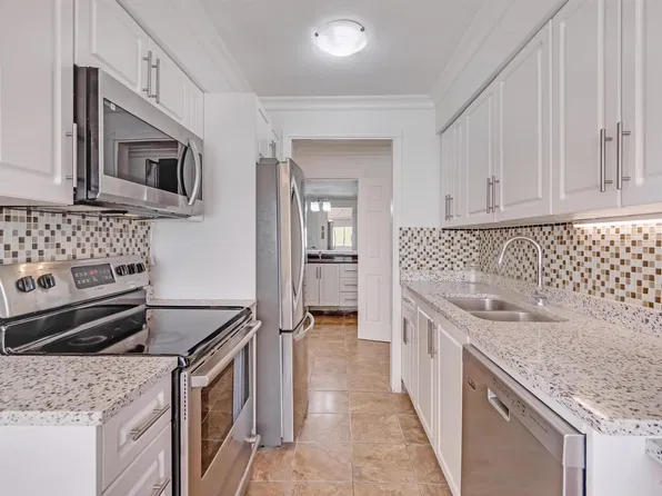235 E 13th St #111, North Vancouver, BC V7L 2L6