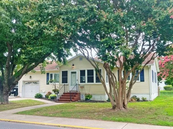 6255 Poplar St, Chincoteague Island, VA 23336