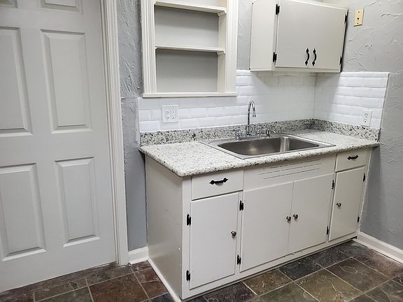 4th image of 4056 Bennett St