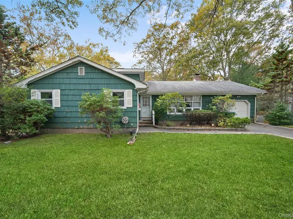 4 Acorn Path, East Quogue, NY 11942