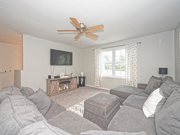 3rd image of 9 Eastview Dr