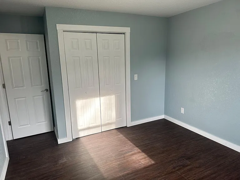 325 Streamside Ct — Photo 3