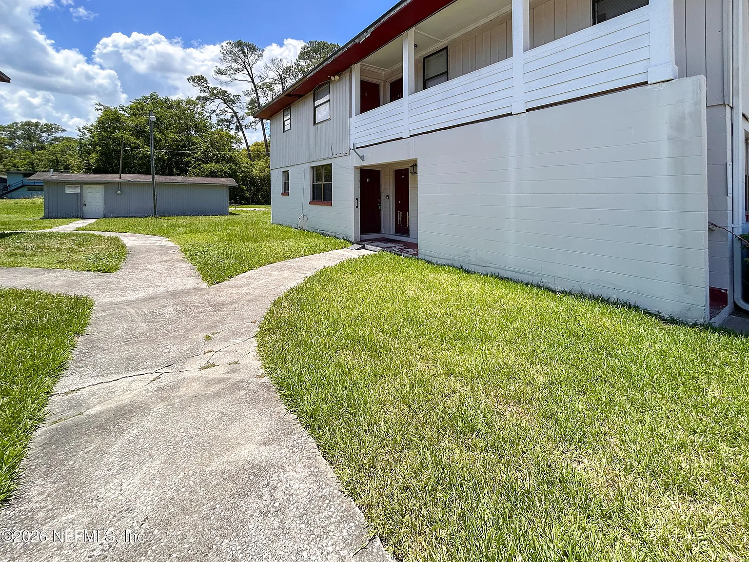 2 bed, 1.0 bath, 800 sqft, $949 — Photo 2