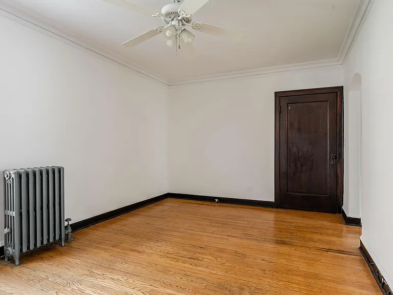 2561 W Montrose Ave — Photo 4