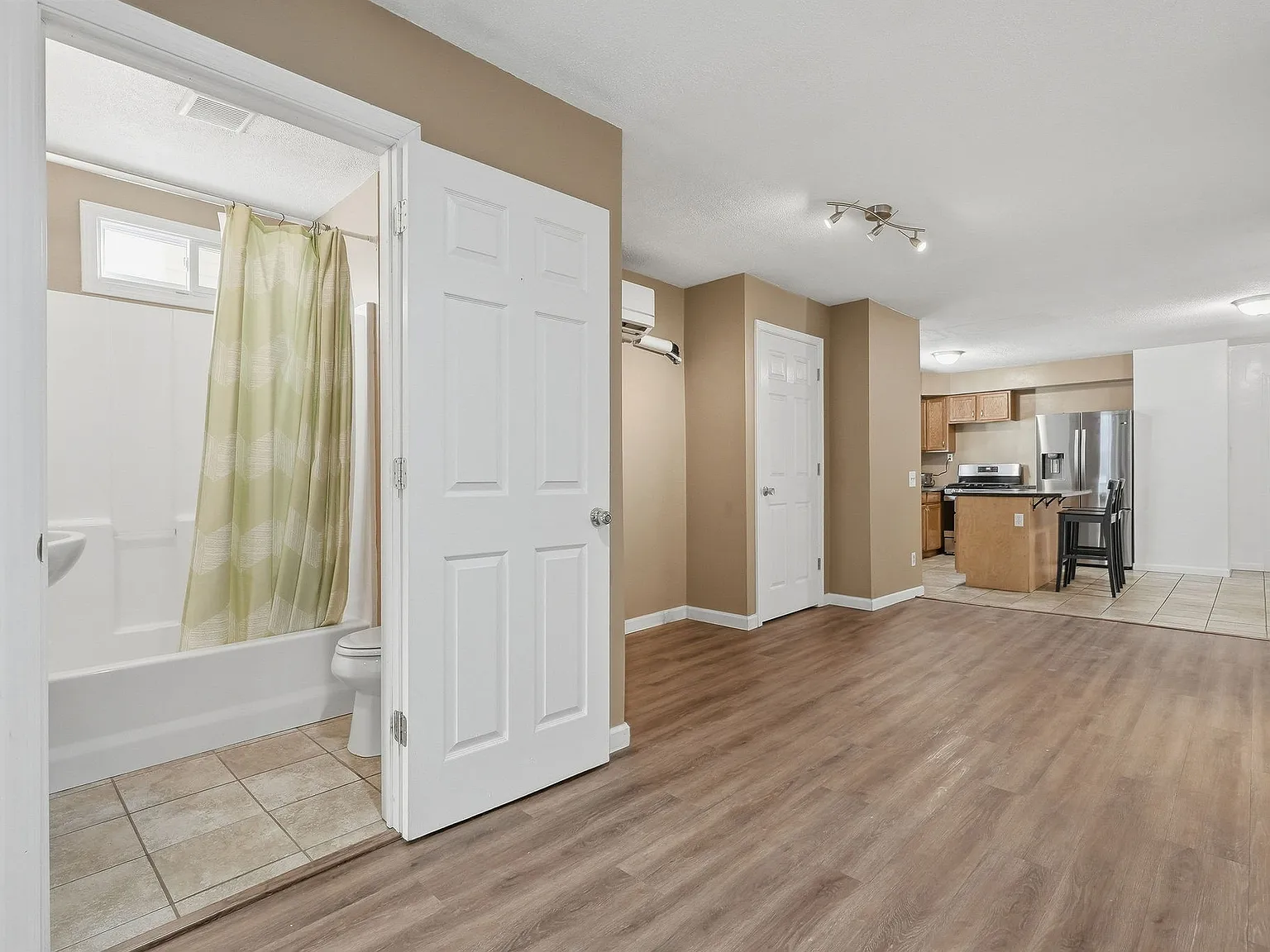 3 bed, 2300 sqft, $2,650 — Photo 2
