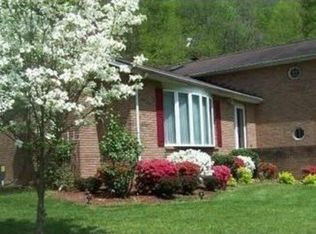 568 Persimmon Rd, Gauley Bridge, WV 25085