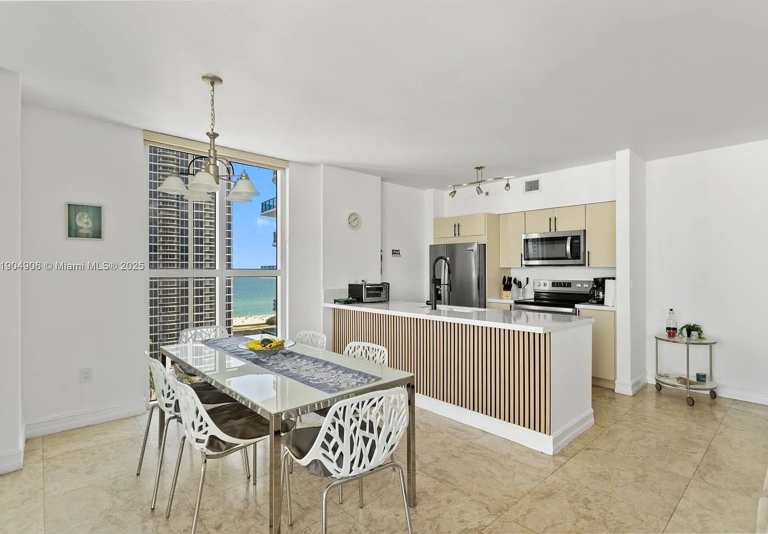 King David Of Sunny Isles — Photo 1