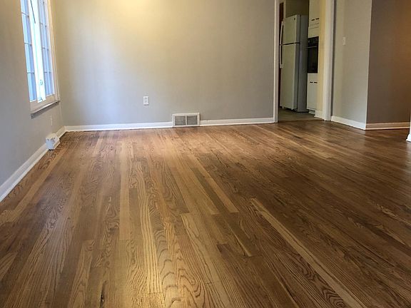 Living Room / Hardwood Floors