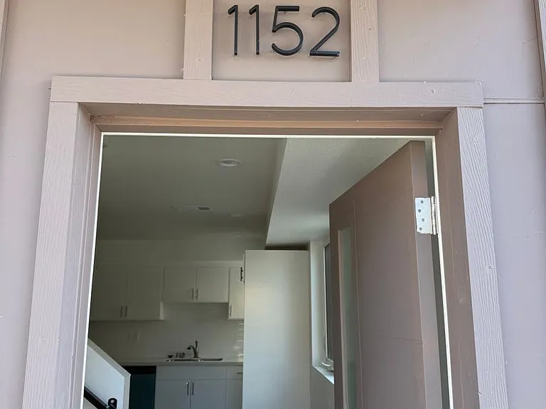 1150 W 38th St — Photo 31