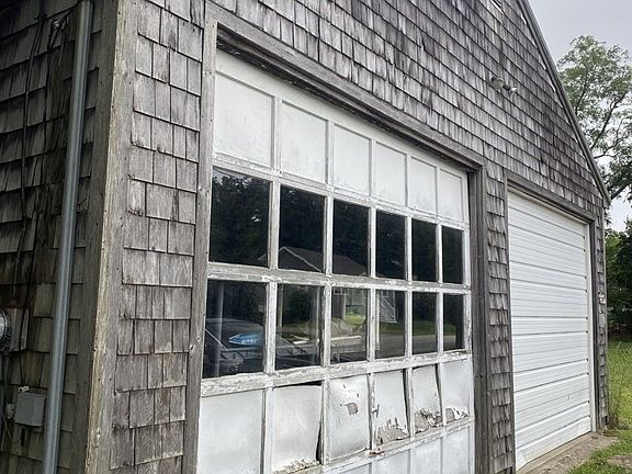 5th image of 246 Rockland St