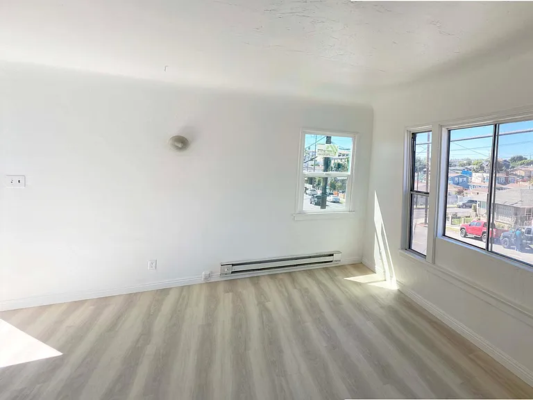 224 S Grand Ave — Photo 6