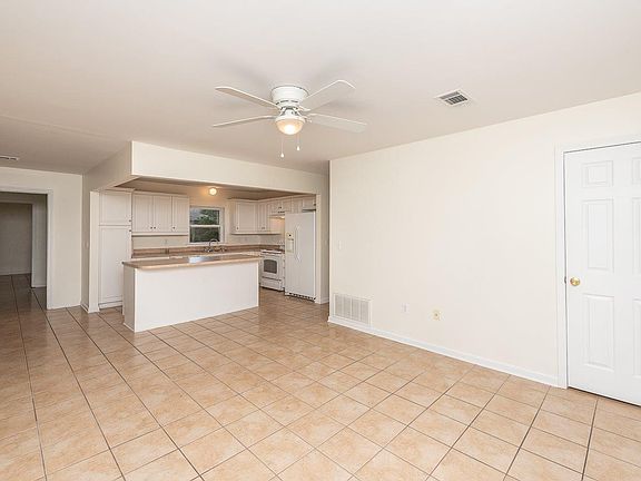 3rd image of 3355 Laurel Dr