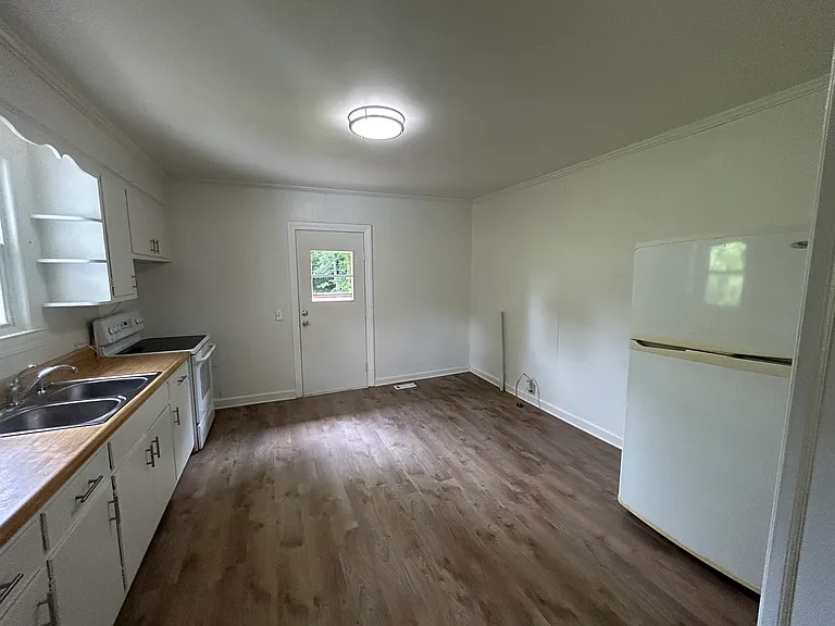 142 Chestnut St — Photo 8