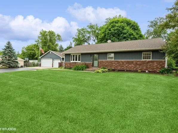 3215 W Beach Dr, McHenry, IL 60050
