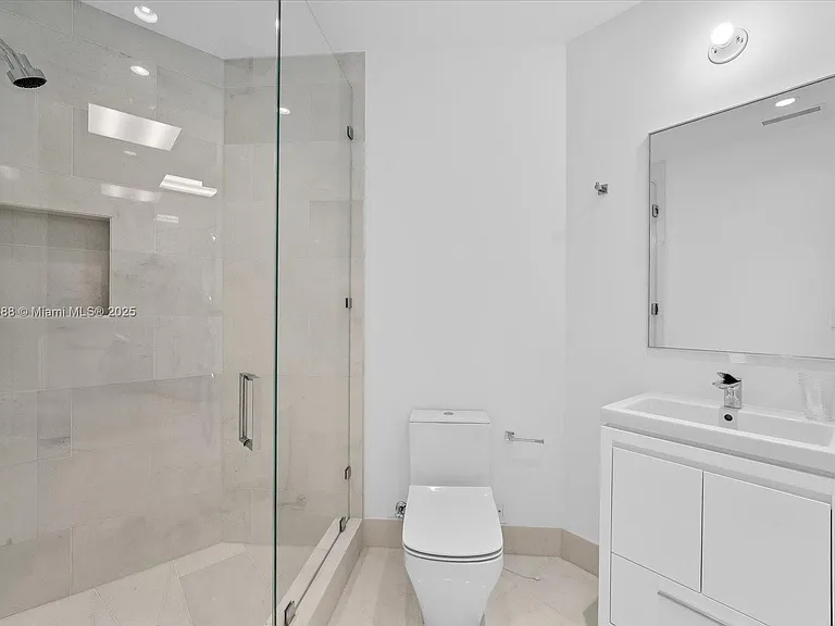 17975 Collins Ave #N-602 — Photo 31