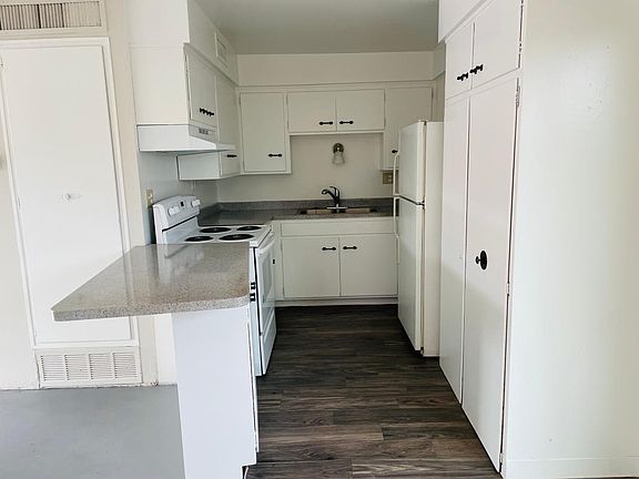 4th image of 319 E Blacklidge Dr APT 1