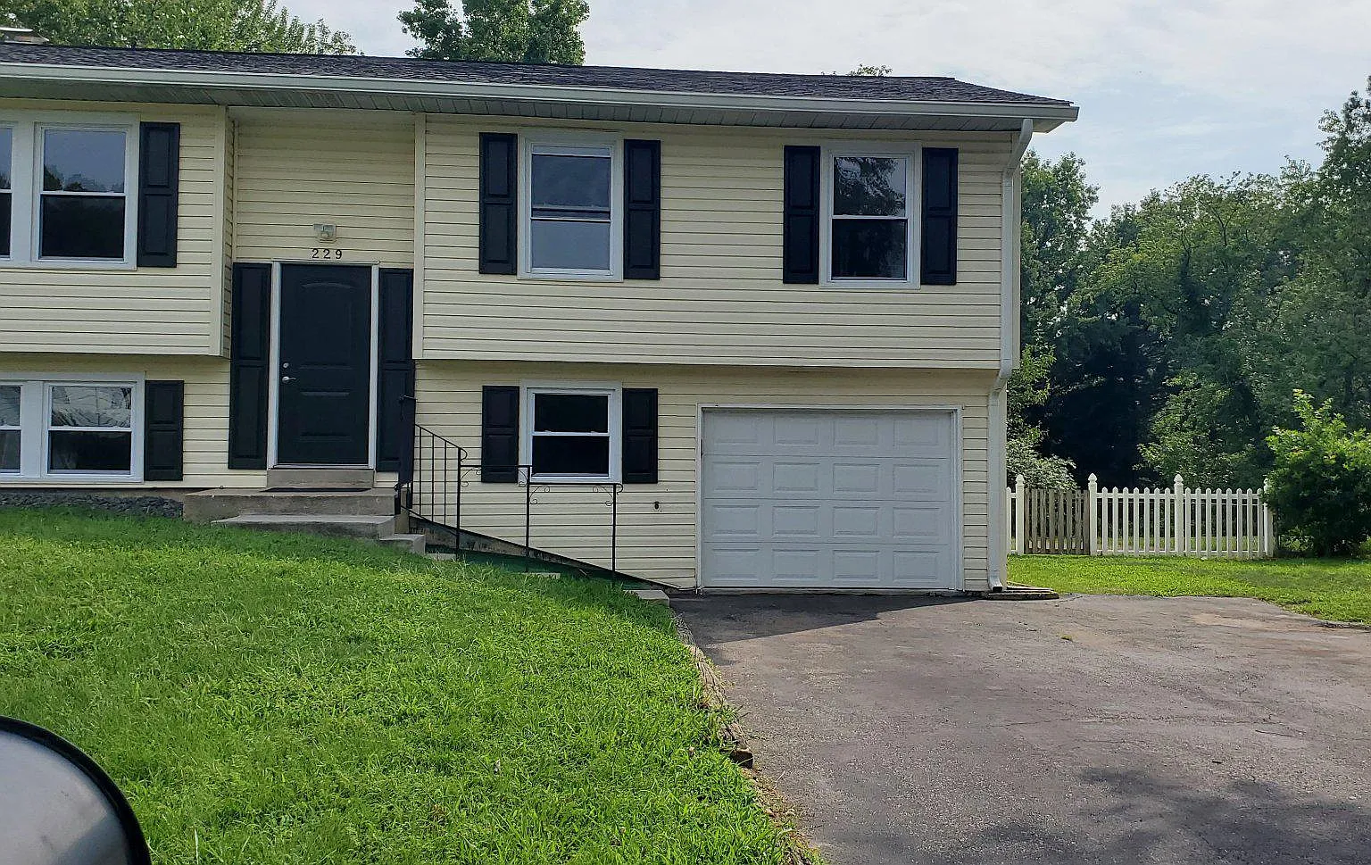 4 bed, 2.0 bath, 1689 sqft, $3,000 — Photo 1