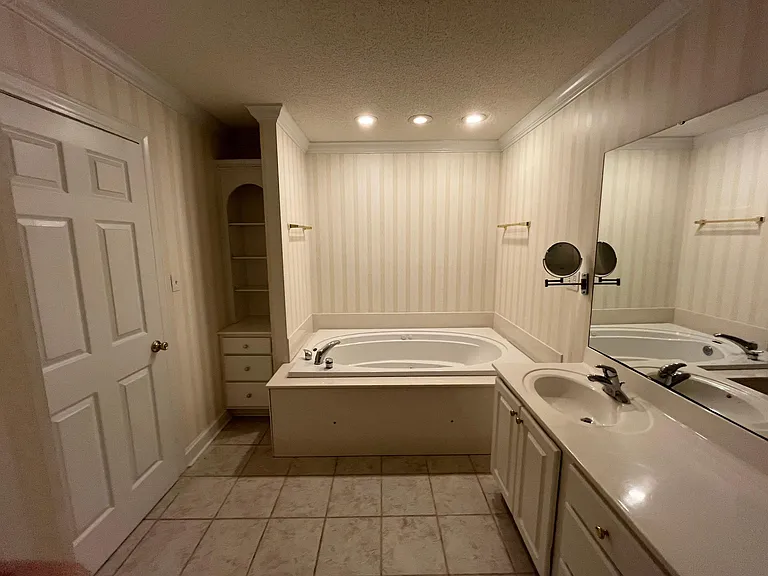 317 Primrose Ln — Photo 8