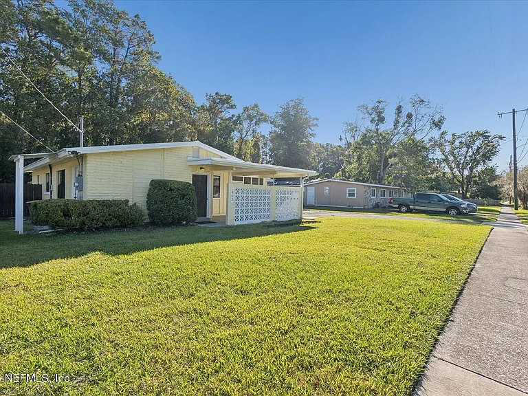 863 Westgate Dr — Photo 3