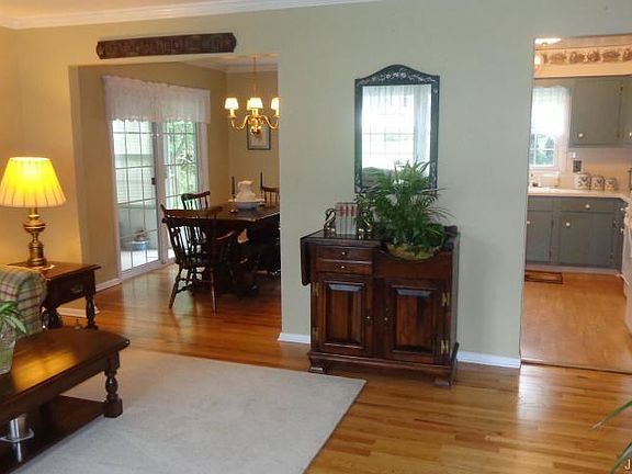 4th image of 903 Edgebrook Dr N