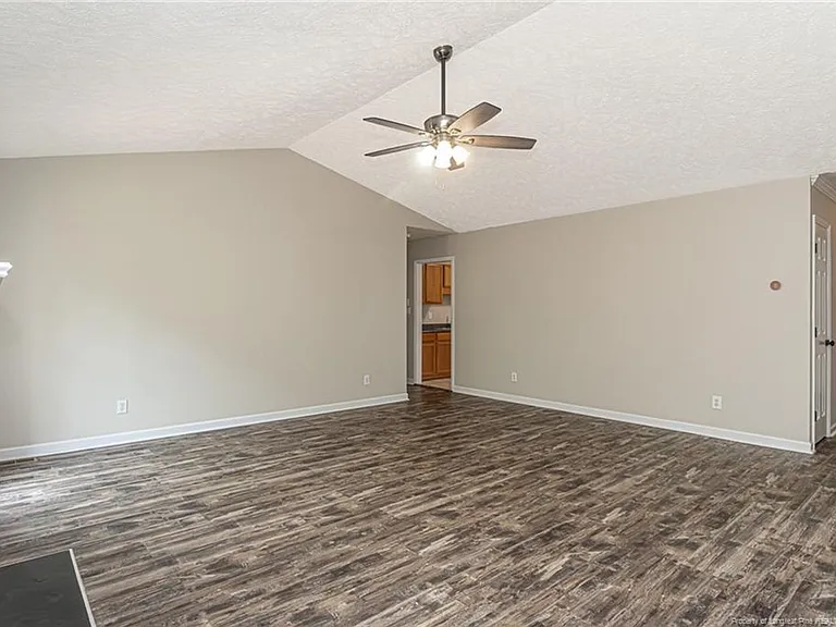 402 Roundtree Dr — Photo 18