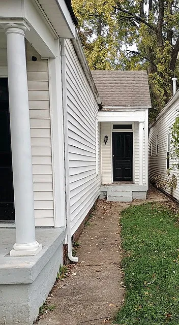 Side Entry - 3262 Taylor Blvd