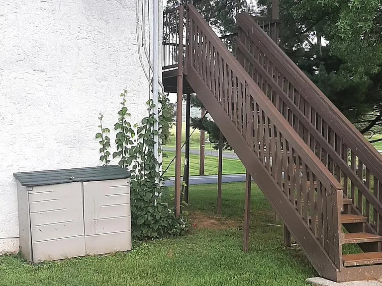 Outside steps to 2nd floor Apt
