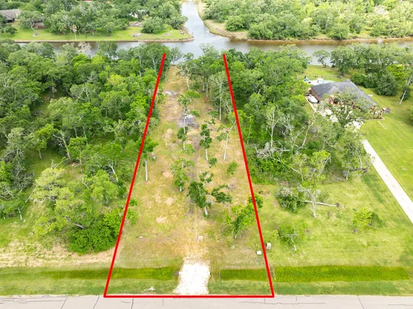 32042 Bayou Bnd, Richwood, TX 77515