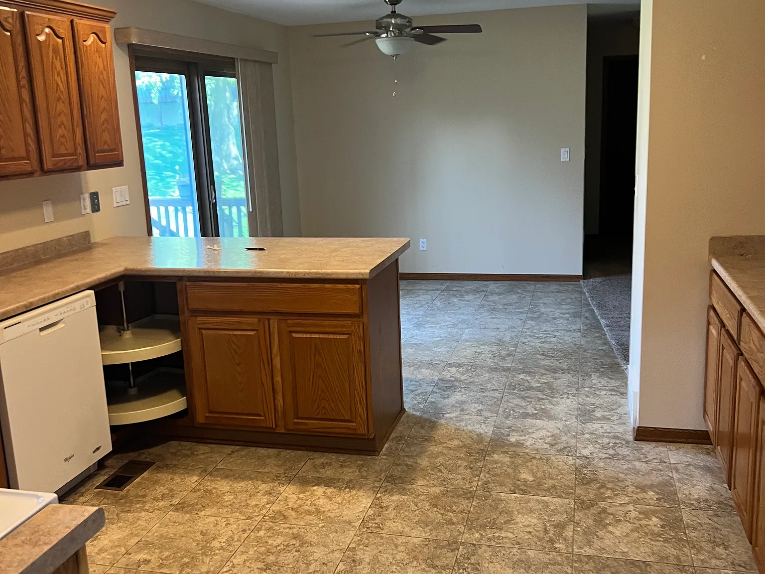 2 bed, 1070 sqft, $1,500 — Photo 4