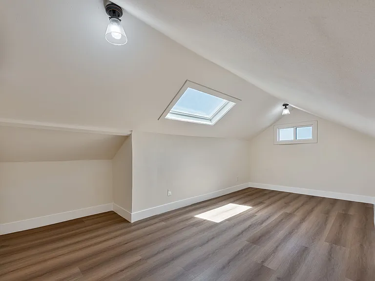 230 N Burlington Ave #1/2 — Photo 26