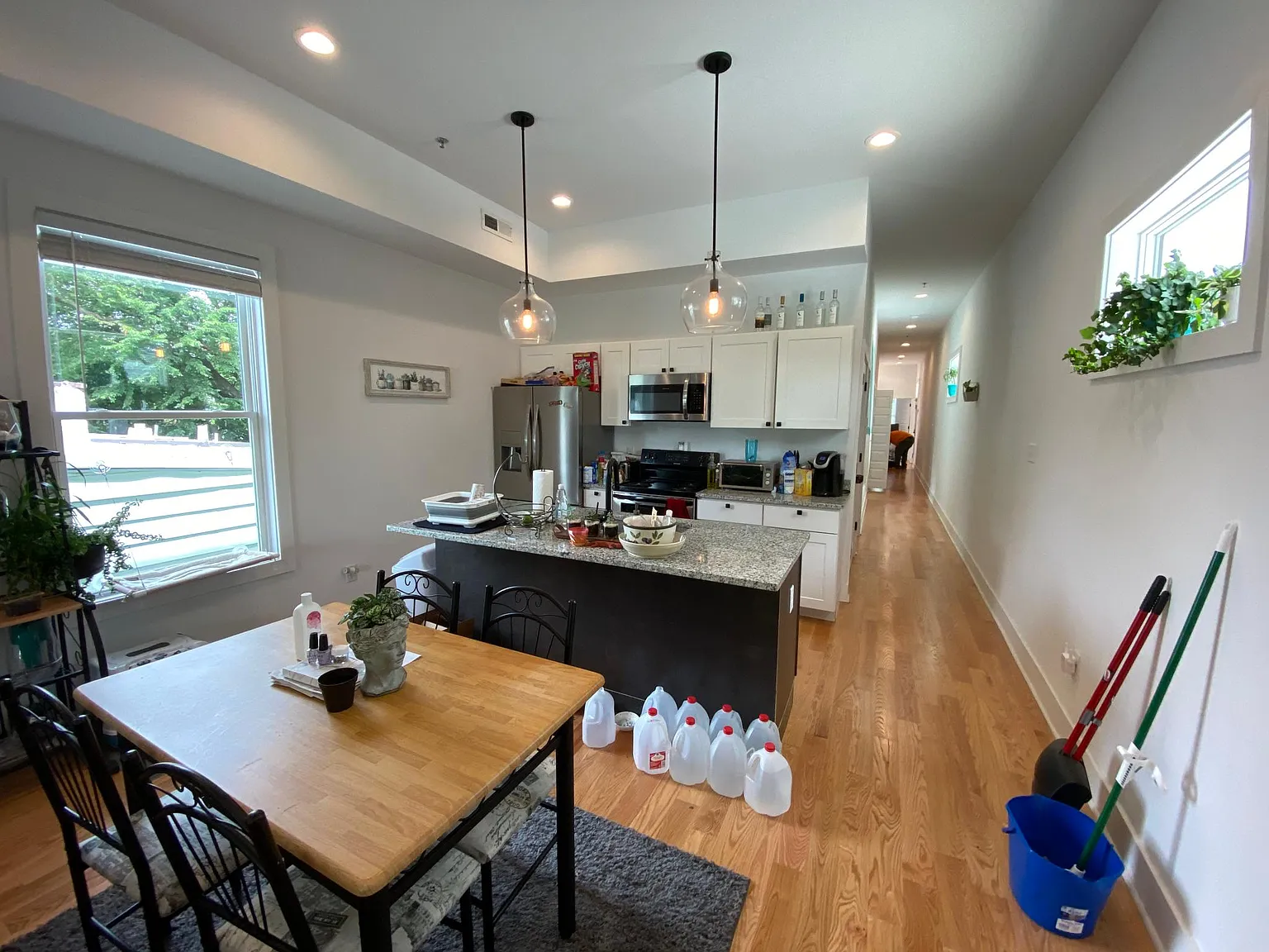 3 bed, 1350 sqft, $2,700 — Photo 2