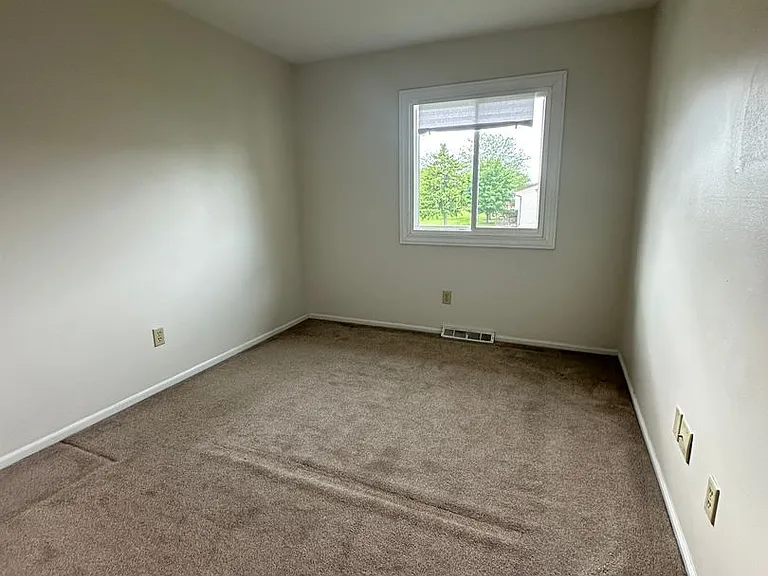 W164N11511 Squire Ct — Photo 8