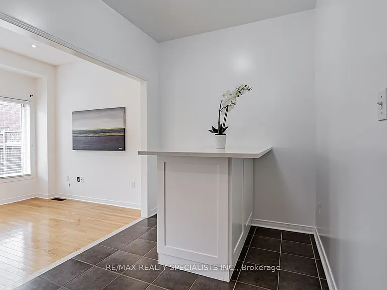 16 Evanwood Cres — Photo 7