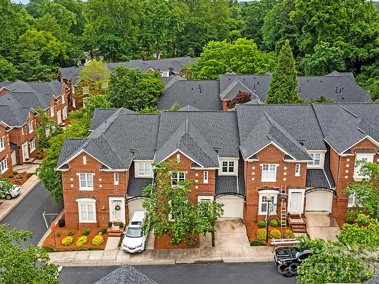 1192 Hampton Gardens Ln — Photo 2
