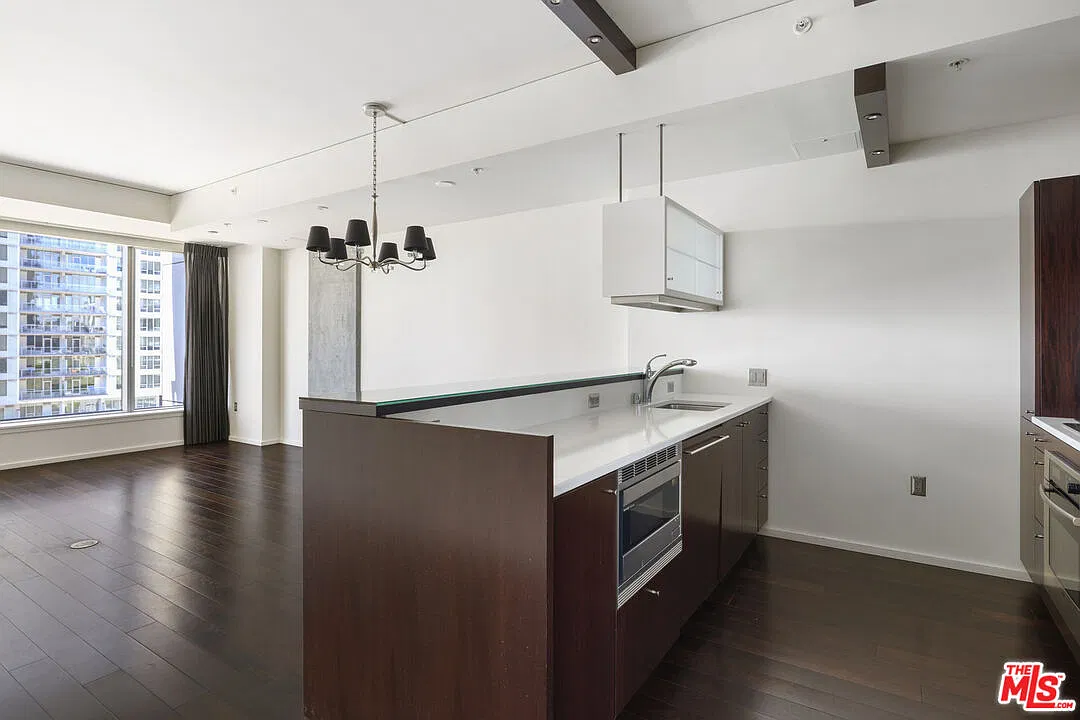 2 bed, 2.0 bath, 1160 sqft, $3,700 — Photo 3