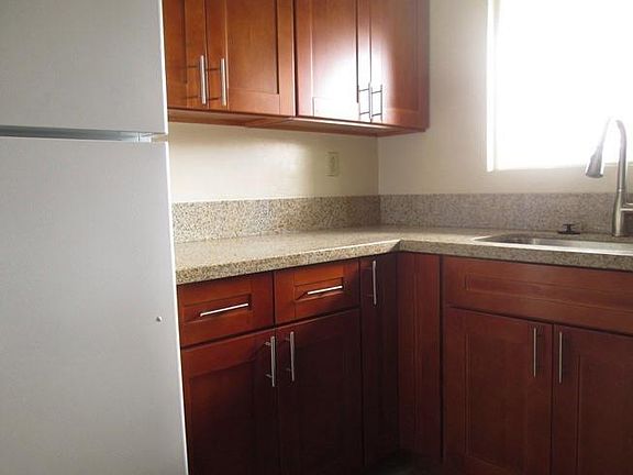 4th image of 943 Miller Ave