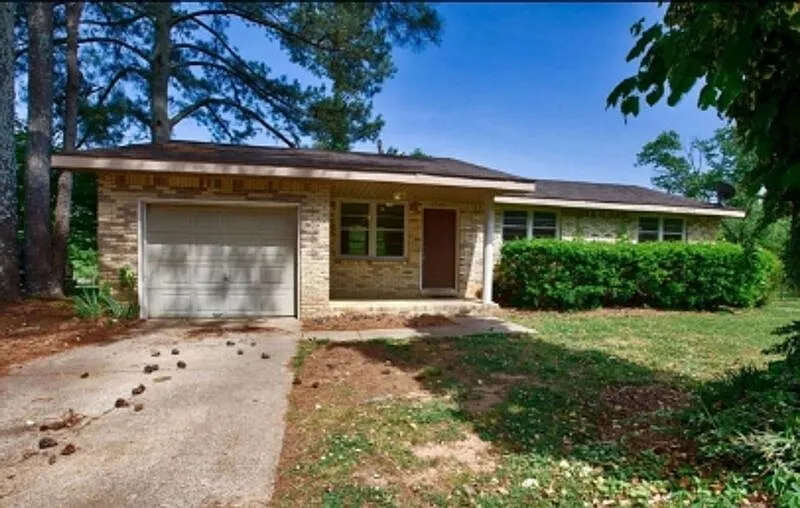 3 bed, 2.0 bath, 1370 sqft, $1,150 — Photo 1